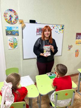 В честь дня освобождения города Мелитополь сотрудники Мелитопольской областной научной библиотеки имени М. Горького совместно с воспитанниками дошкольной образовательной организации № 48 «Мишка» провели минутку памяти...