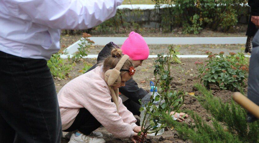 В память о героях-освободителях в Мелитополе высадили 88 кустов красных роз