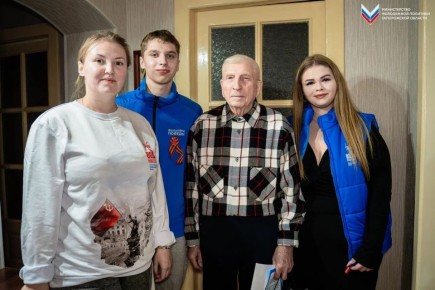 «Волонтёры Победы» навестили ветерана и поздравили его с Днём рождения!