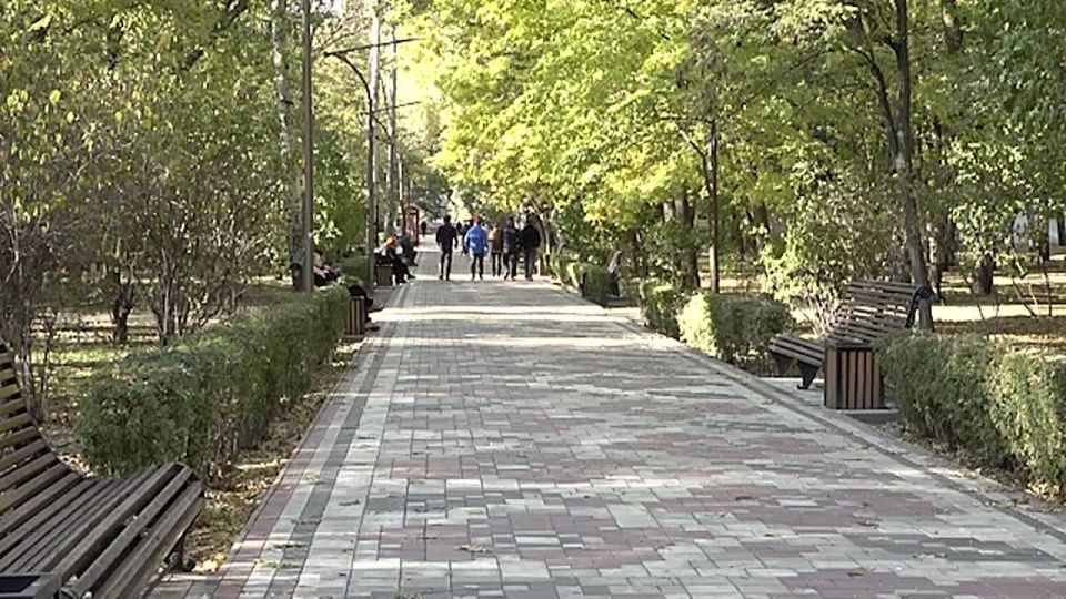 В День освобождения Мелитополя «Волонтёры Победы» вручили прохожим георгиевские ленты