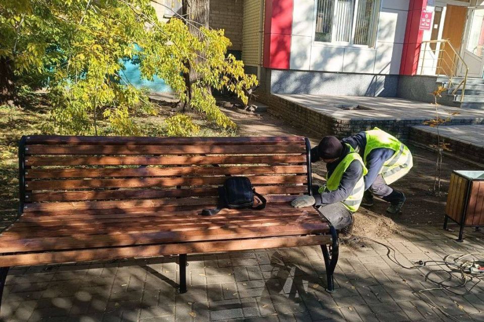 В Мелитополе устанавливаются новые лавочки и урны