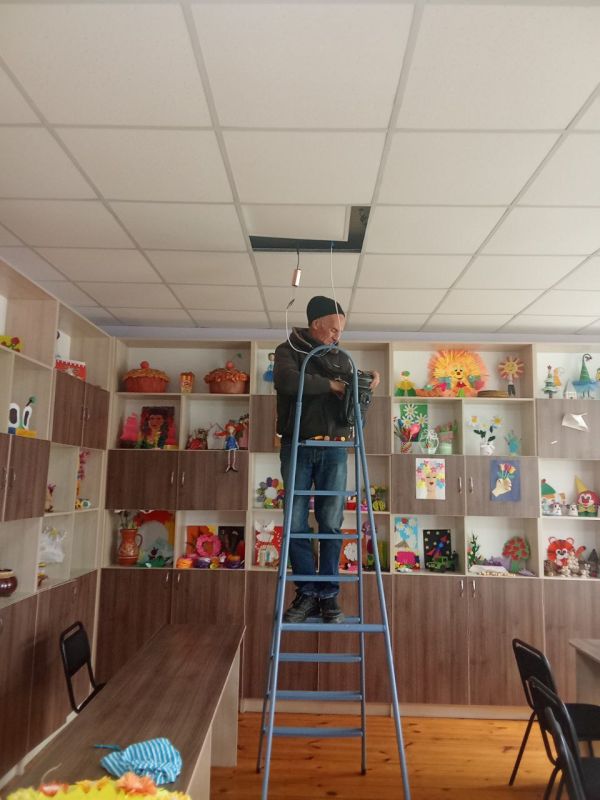 Электрик МБУ «Жилсервис» провёл работы по восстановлению освещения в клубе досуга села Обильное