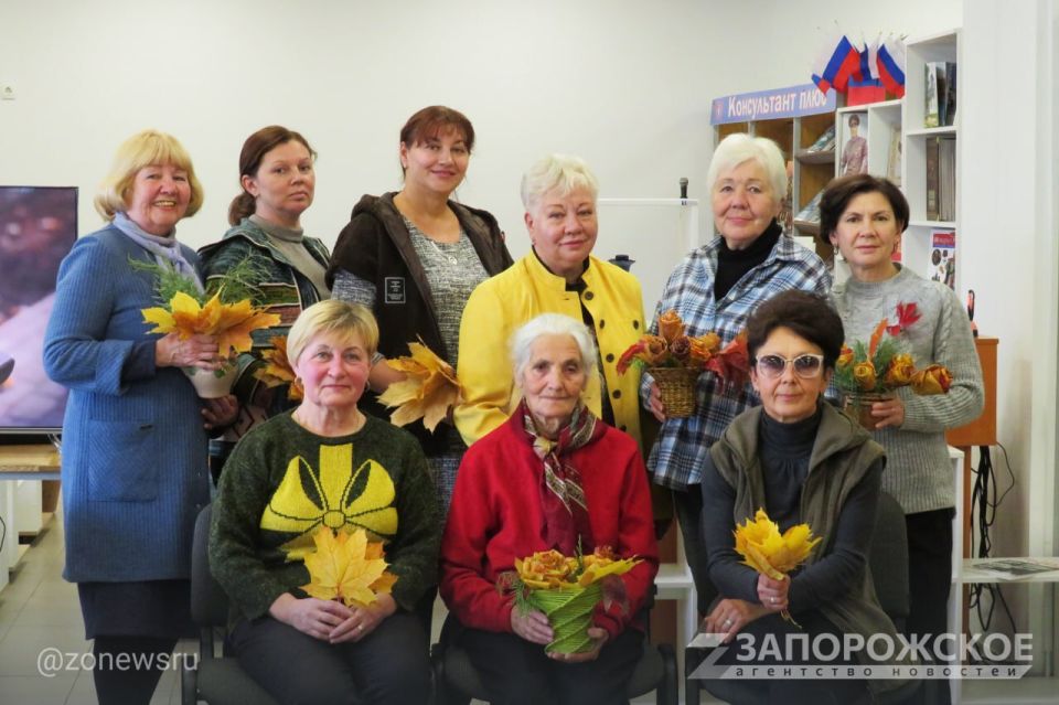В библиотеке Энергодара прошел творческий мастер-класс по созданию роз из кленовых листьев и поэтический вечер
