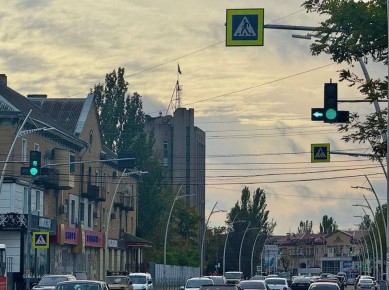 В городе Мелитополе на перекрёстке проспекта Богдана Хмельницкого и улицы Екатерины Великой светофорный объект оборудовали дополнительными секциями для осуществления беспрепятственного поворота налево