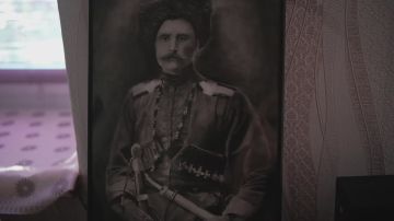 Юная художница из Ботиево рисует плакаты для наших бойцов