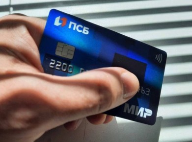 За использование банковской карты матери мужчине назначили лишение свободы на 1 год