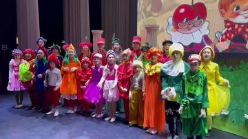 Во Дворце культуры железнодорожников для школьников младших классов прошла яркая и увлекательная программа «Подарю вам сказку»