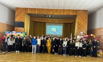 В преддверии осенних каникул сотрудники Госавтоинспекции города Мелитополя посетили общеобразовательные организации, чтобы напомнить учащимся о Правилах дорожного движения и мерах безопасности на дорогах