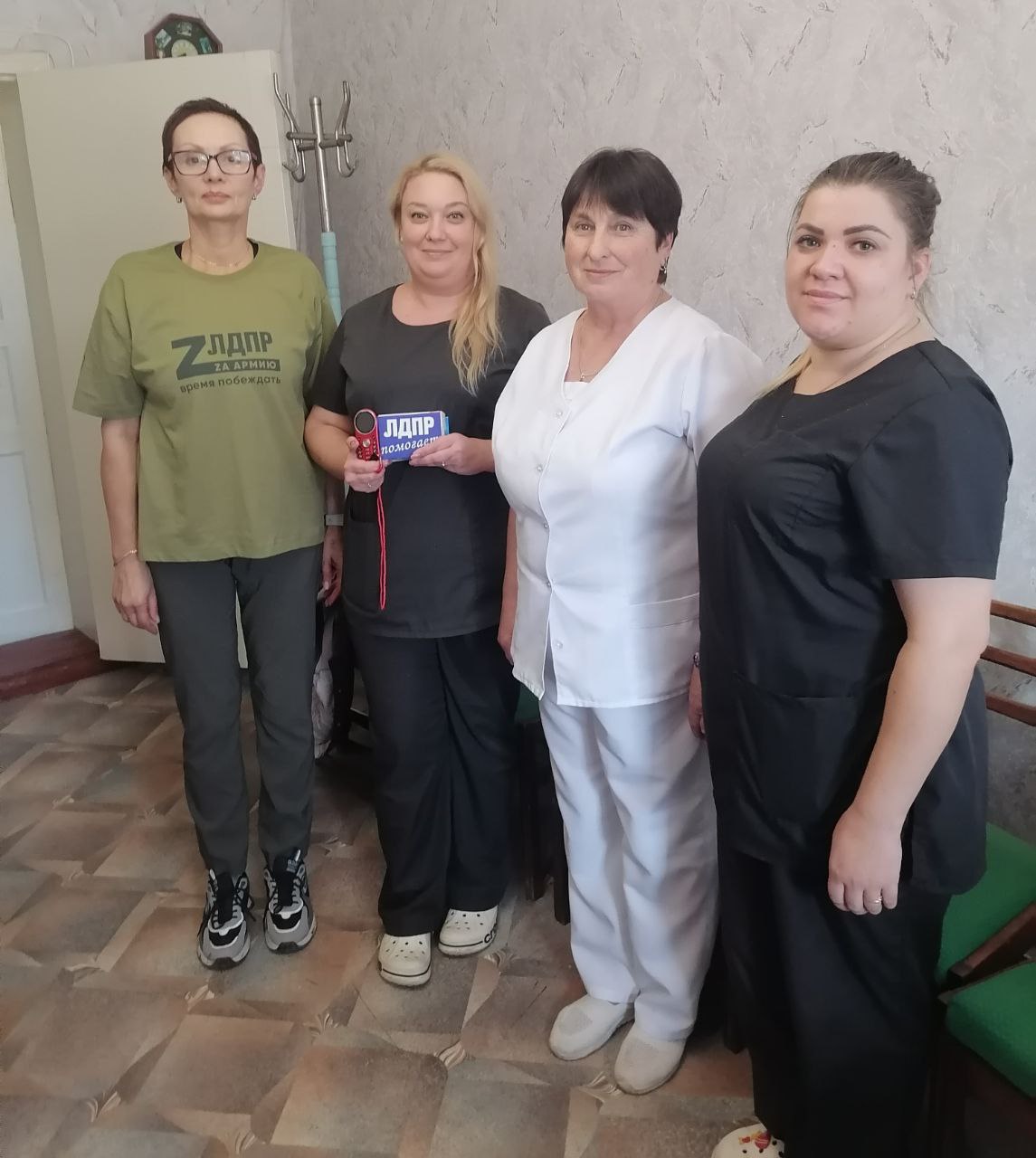 Активисты ЛДПР поздравили медицинских работников Новопетровской амбулатории с Днём народного единства