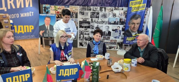 В Запорожской области активисты ЛДПР встретились с ветеранами Моторного завода