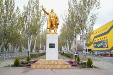 В Мелитополе благоустроили территорию у памятника Ленина