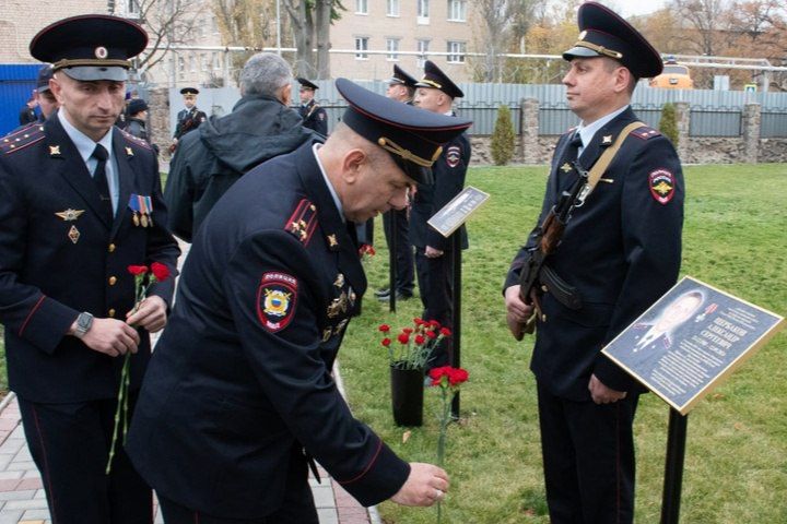 В Мелитополе открыли «Аллею памяти» в честь погибших сотрудников полиции