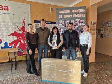 В Мелитополе представители партии «Единая Россия» передали школе оборудование по поручению секретаря регионального отделения партии