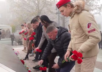 В Мелитополе состоялось торжественное возложение цветов у мемориальной стелы в честь третьей годовщины присвоения звания «Город воинской славы»