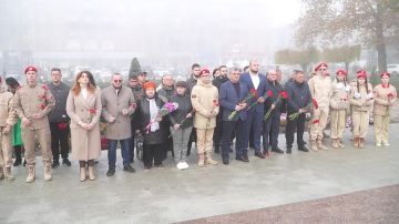 В третью годовщину присвоения Мелитополю почётного звания «Город воинской славы» у мемориальной стелы состоялась торжественная церемония возложения цветов