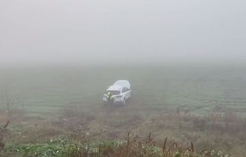 Сотрудники Госавтоинспекции проводят проверку по факту дорожно-транспортного происшествия, в котором пострадали несовершеннолетние пассажиры