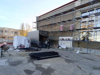 Подрядчик из Архангельской области продолжает благоустройство Терпеньевского Дома культуры