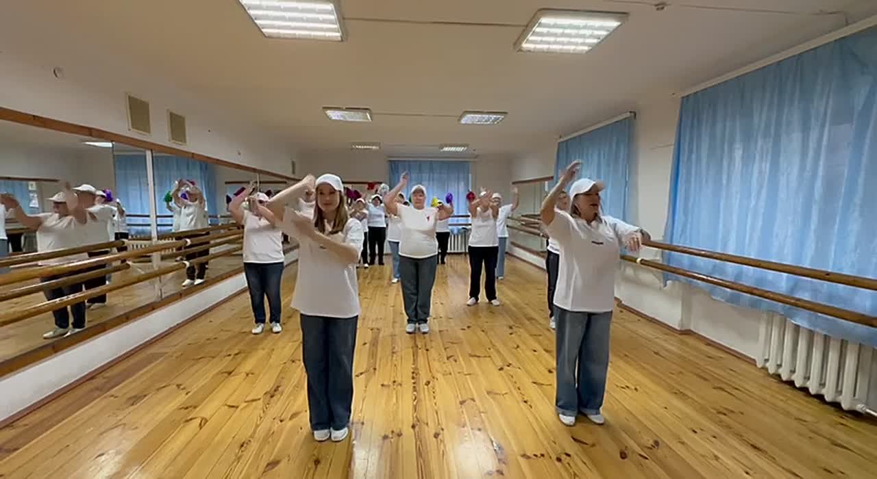 В ногу со временем. 19.11.2025 г. в ГБУ "Комплексный центр социального обслуживания населения" Министерства труда и социальной политики Запорожской области в отделении активного долголетия г. Мелитополь участницы клуба...