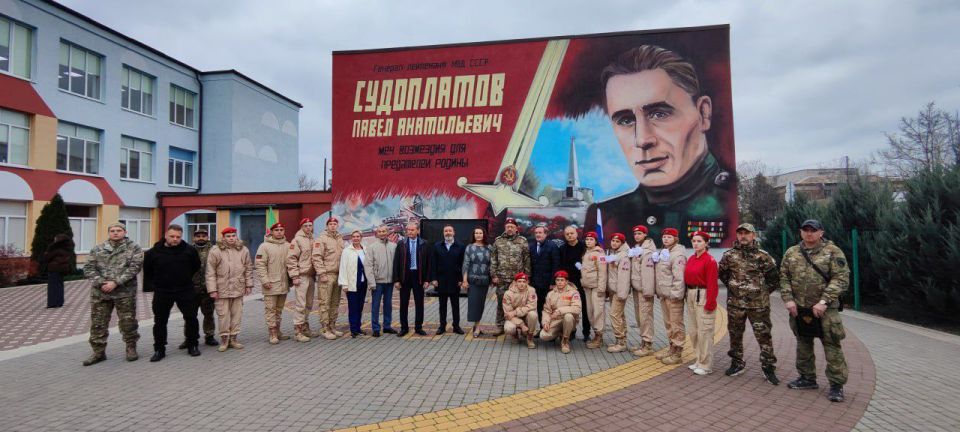 Представители «Единой России» открыли мурал в рамках партийного проекта «Новая школа»