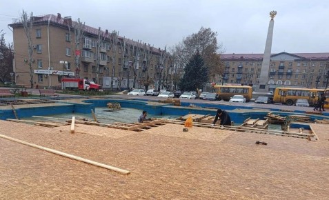 В Мелитополе фонтан на площади Победы готовят к зиме