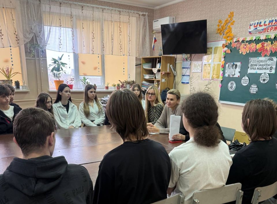 Старшеклассников Мелитополя ознакомили с законодательством РФ и рассказали о работе судебной системы региона
