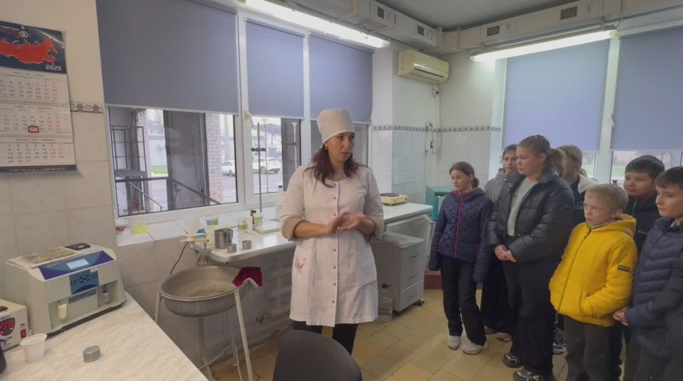 Ученики агротехнологического класса Орловской СОШ №62 побывали на «Мелитопольском молокозаводе»