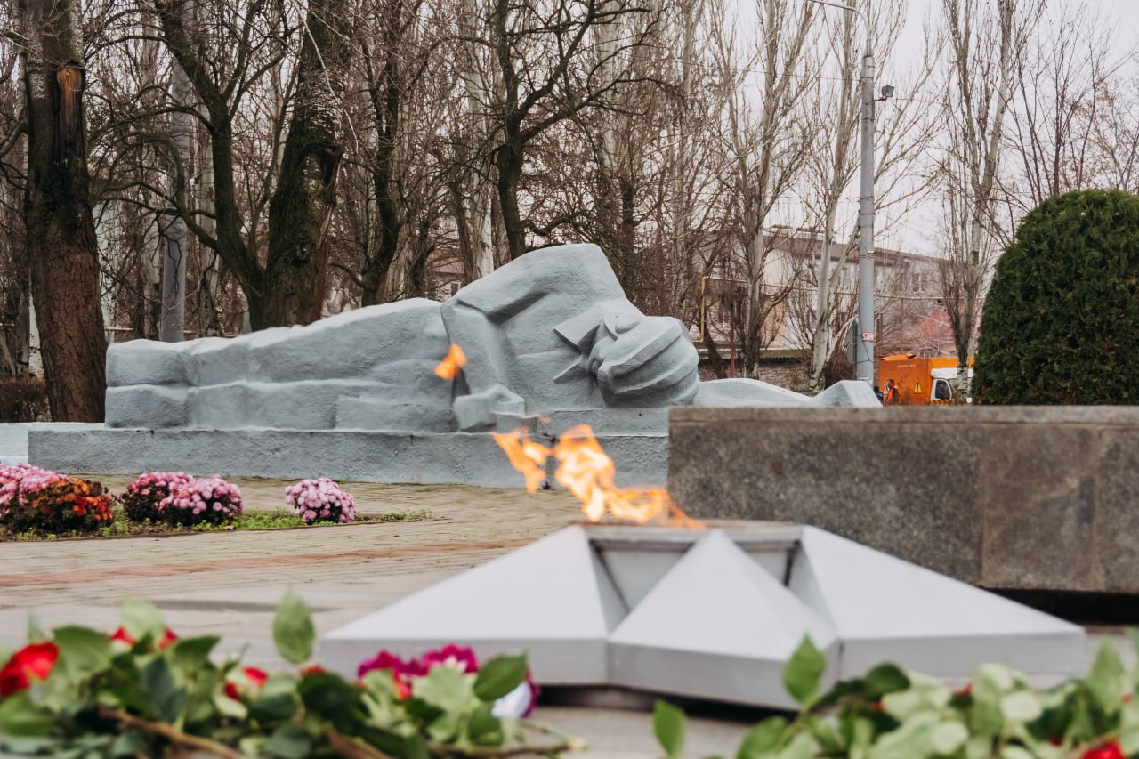 Сергей Золотарёв: В День Неизвестного Солдата возложили цветы на Братском кладбище