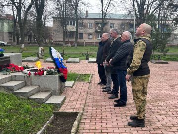 Сегодня депутат Приморского Окружного совета депутатов Виталий Гоман принял участие в митинге и церемонии возложения цветов к мемориалу «Неизвестному солдату»