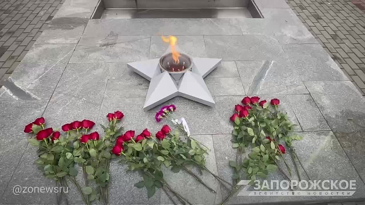 Волонтеры Победы ко Дню Неизвестного Солдата возложили цветы у Братской могилы в Мелитополе