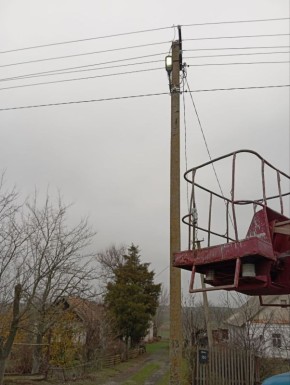 Сотрудники МБУ «Жилсервис» ведут ремонтные работы по восстановлению системы уличного освещения в Астраханском территориальном отделе Мелитопольского муниципального округа