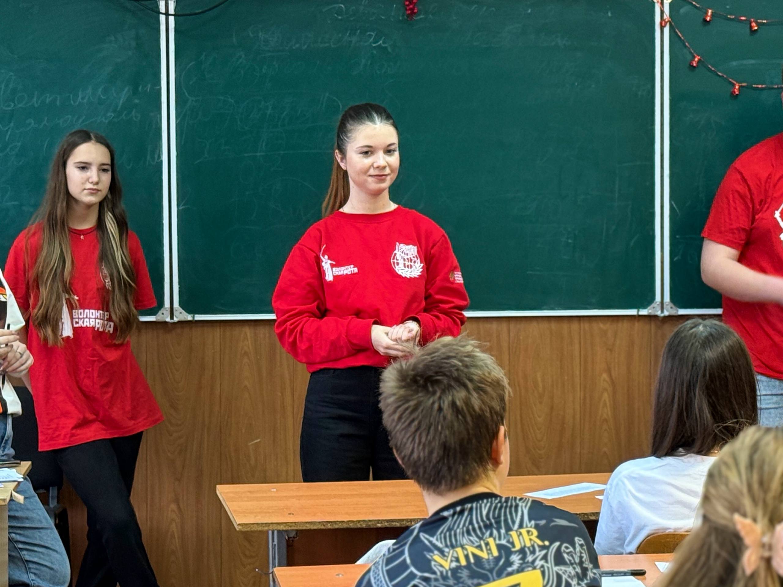 В День Героев Отечества активисты «Волонтерской Роты» вместе со школьниками написали письма военнослужащим