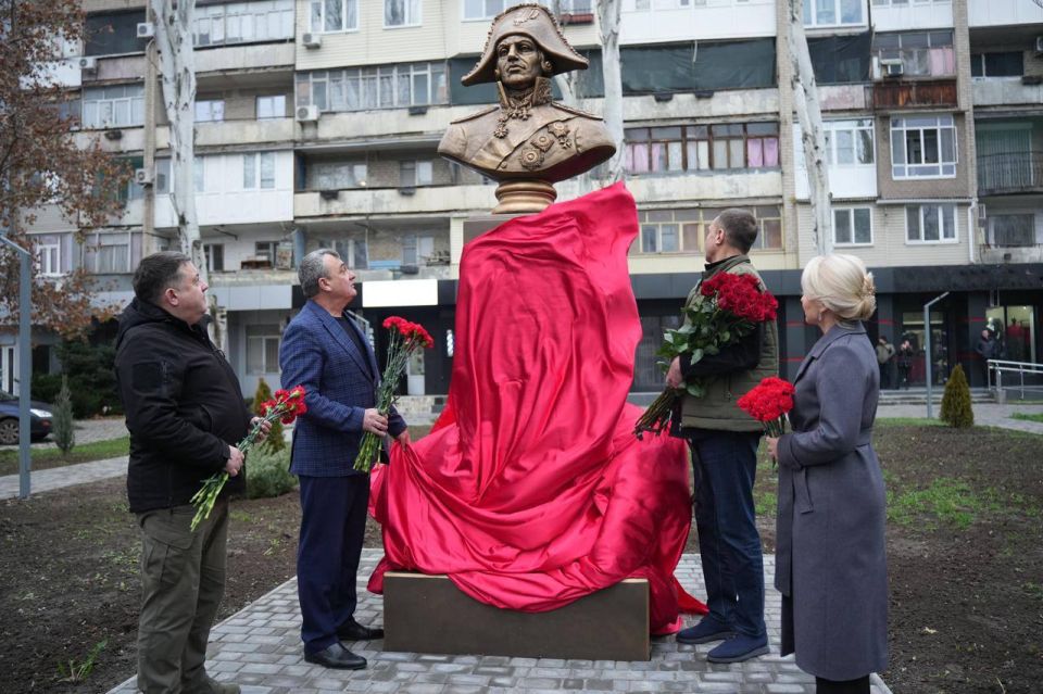 Евгений Балицкий: Принял участие в открытии бюста адмирала Фёдора Ушакова в новом сквере Мелитополя, названном в честь великого русского флотоводца
