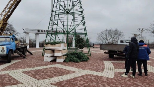 Главная площадь Мелитополя преображается к Новому году: Ставят елку и вешают гирлянды