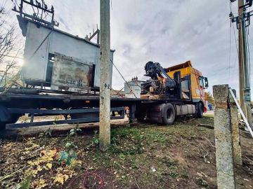 В Мелитопольском муниципальном округе специалисты «Запорожьеэнерго» — филиала АО «Юго-Западная ЭСК» — установили новую комплектную трансформаторную подстанцию в рамках Программы социально-экономического развития (ПСЭР)