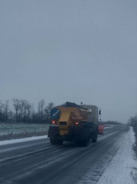 ГУП «УАЗО» проводит распределение пескосоляной смеси на дорогах региона