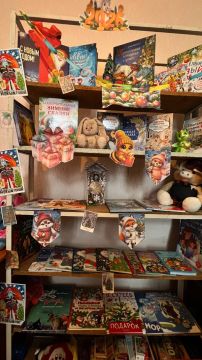 Всё про Новый год. Приближается Новый год, и в Мордвиновской библиотеке уже пахнет мандаринами и волшебством! Мы открыли праздничную книжную выставку «Всё про Новый год»