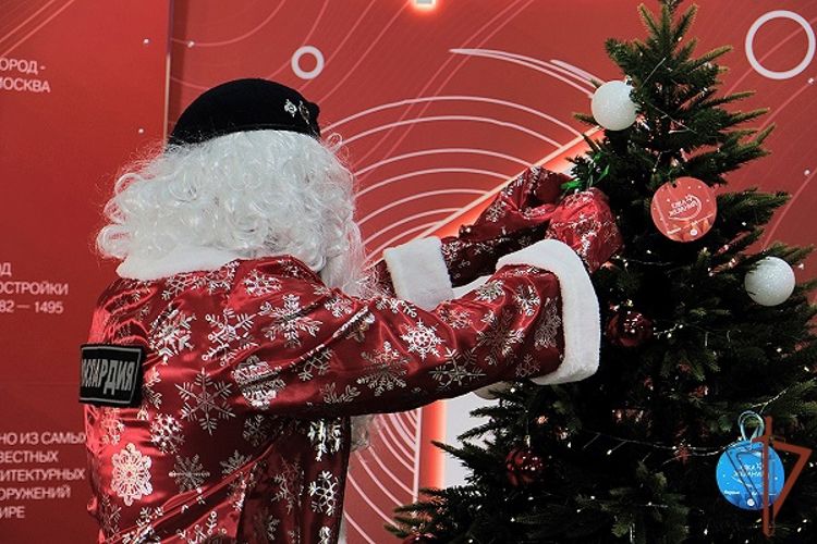 «Дед Мороз специального назначения» Росгвардии исполнил новогодние желания детей в Мелитополе