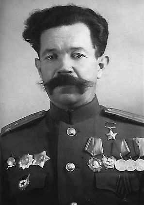 ���� ����������� �������� (1904 � 1975) � ������� ��������� ��������� �����, ����� ���������� ����� (1945)