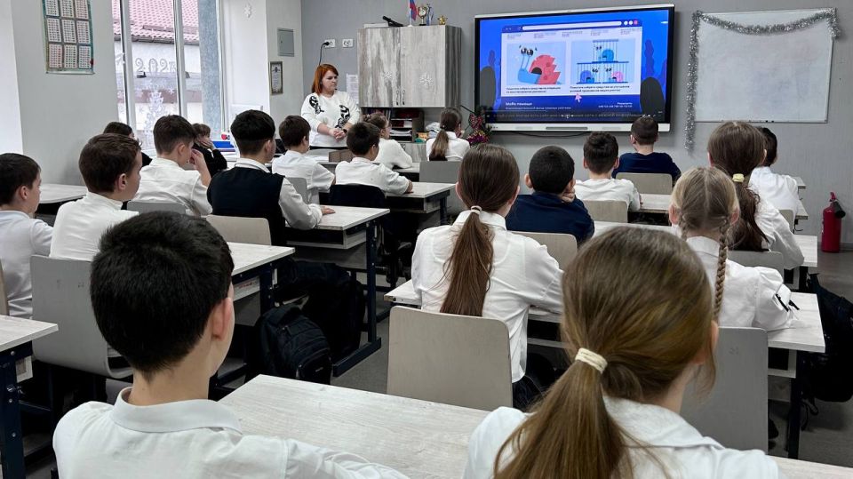 В школе №8 Мелитополя для шестиклассников прошел урок кибербезопасности по проекту «Цифровой ликбез»