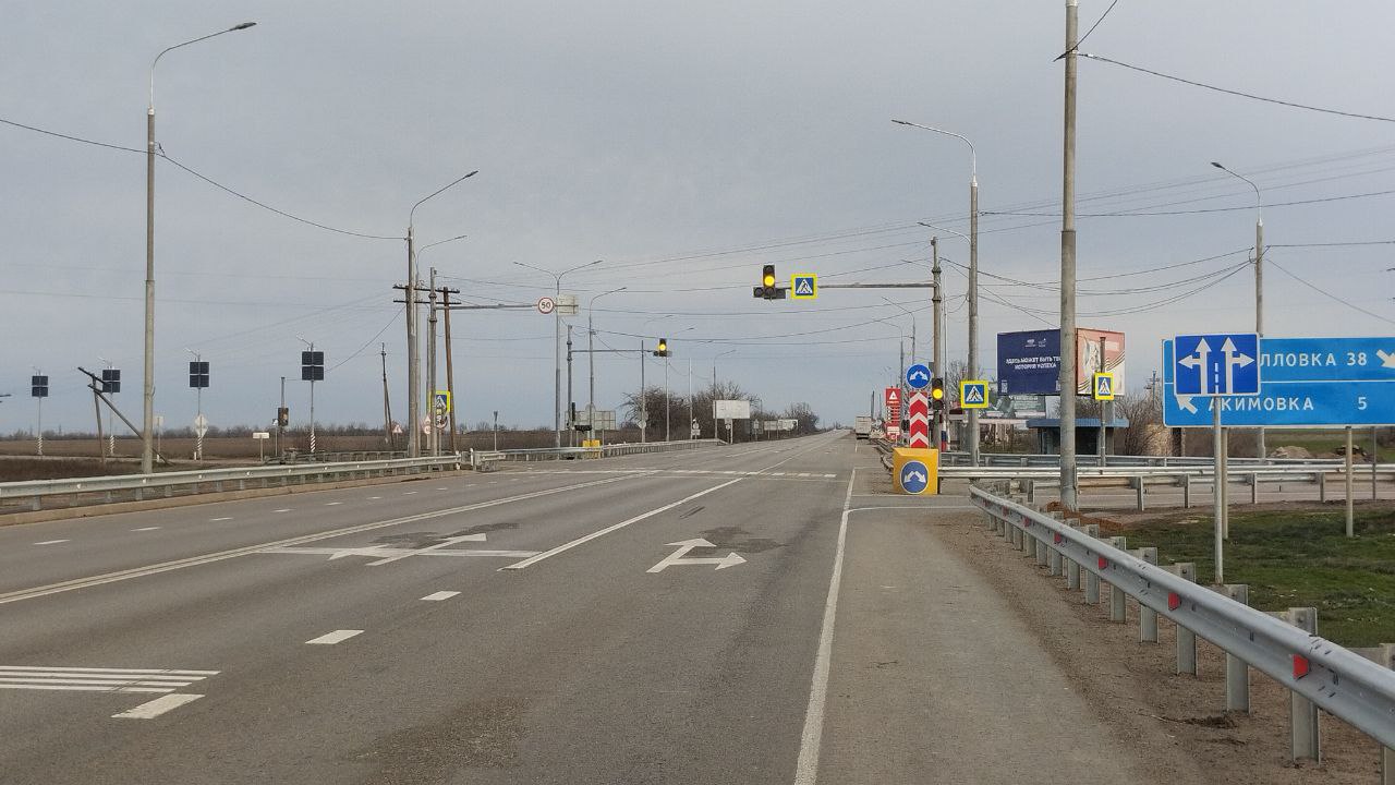 В городском округе Мелитополь на пересечении автомобильных дорог Р-280 Новороссия и "Акимовка - Кирилловка" ЗАПУЩЕН светофорный объект