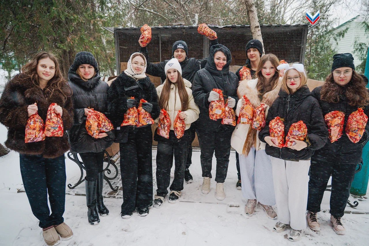 Волонтёры передали новогодние подарки в Мелитопольский центр реабилитации