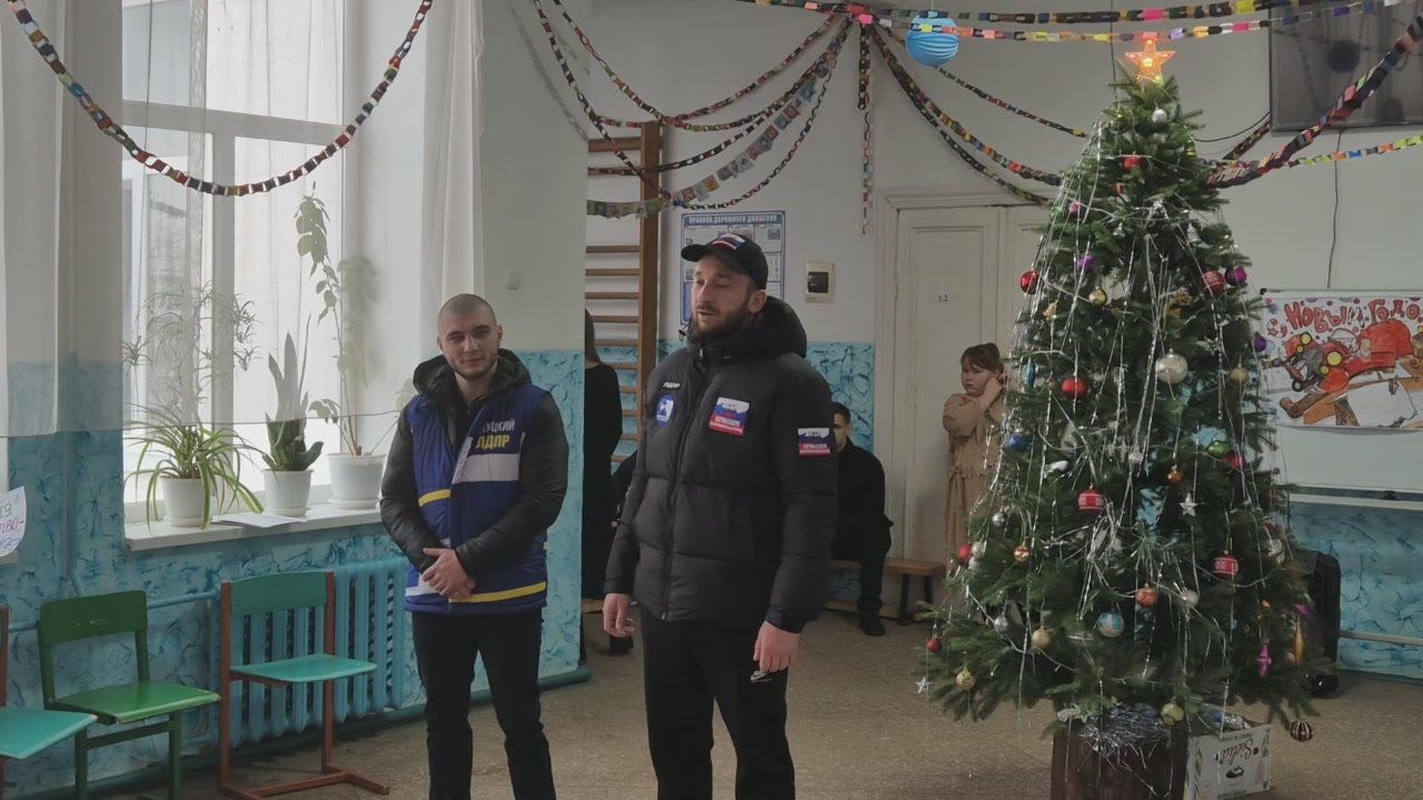 Актив регионального отделения ЛДПР поздравил учащихся Светлодолинской школы с наступающим Новым годом