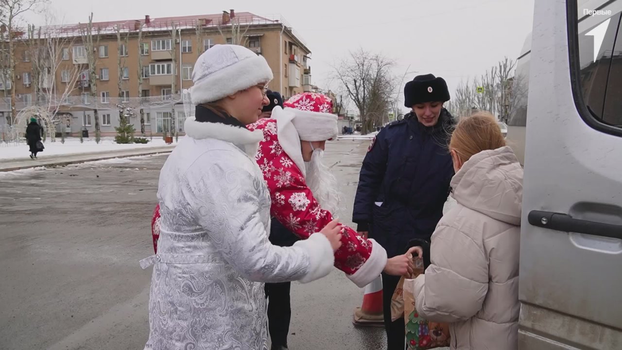 В городе Мелитополе, в преддверии Нового года, сотрудники Госавтоинспекции Запорожской области совместно с Движением Первых провели ежегодную акцию «Полицейский Дед Мороз»