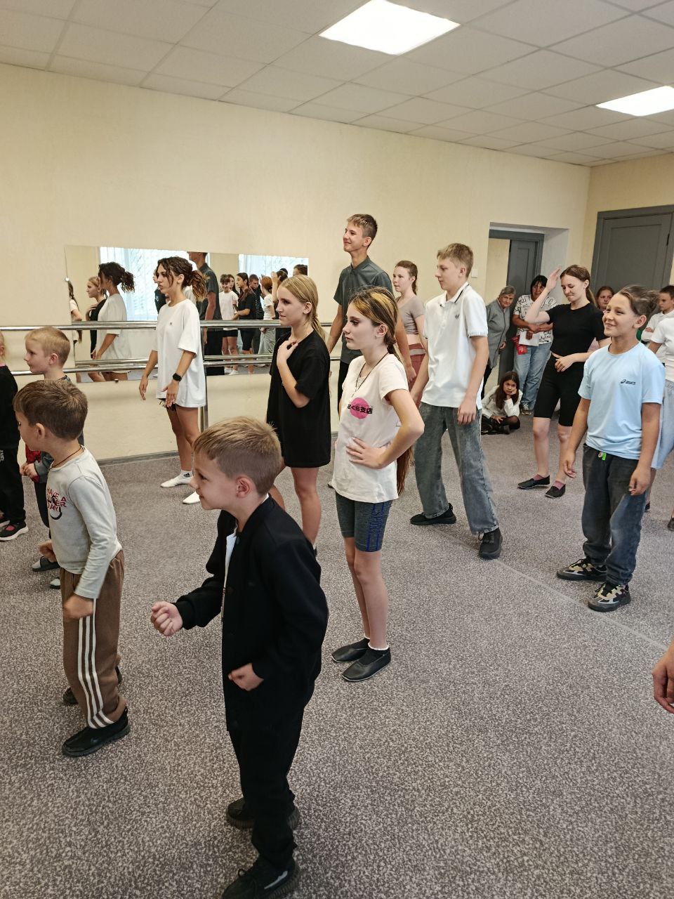 Танцуй, пока молодой!. В Мирненском Доме культуры прошла зажигательная танцевальная программа, посвященная Международному дню хореографа