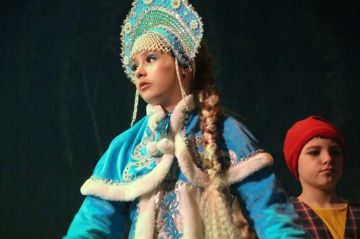 Премьера новогодней сказки «В погоне за подарками» в постановке театральной студии «Серебро» прошла в Областном центре искусств и народного творчества