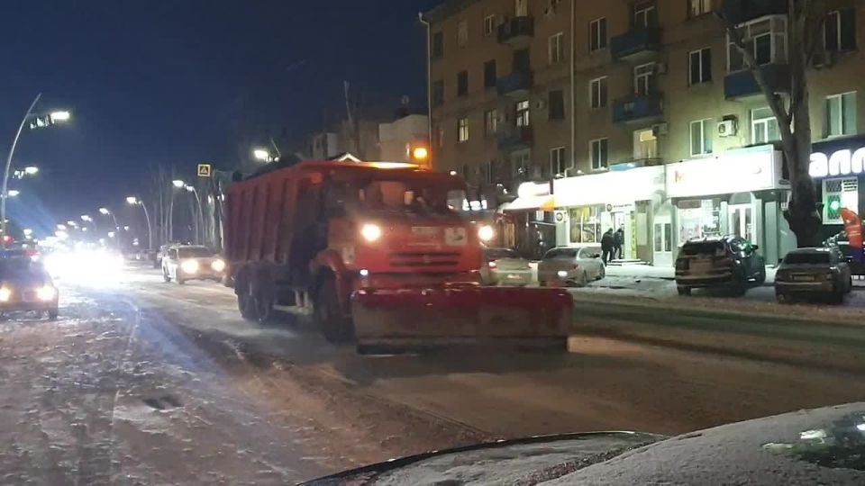 В Мелитополе коммунальщики продолжают очистку дорог от снега
