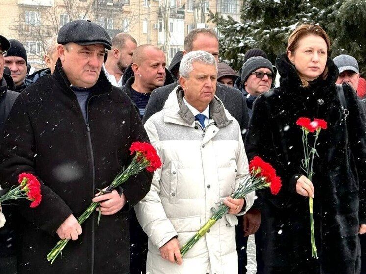 В Мелитополе прошла торжественная церемония возложения цветов к памятнику гетману Богдану Хмельницкому, приуроченная к 372-й годовщине Переяславской Рады