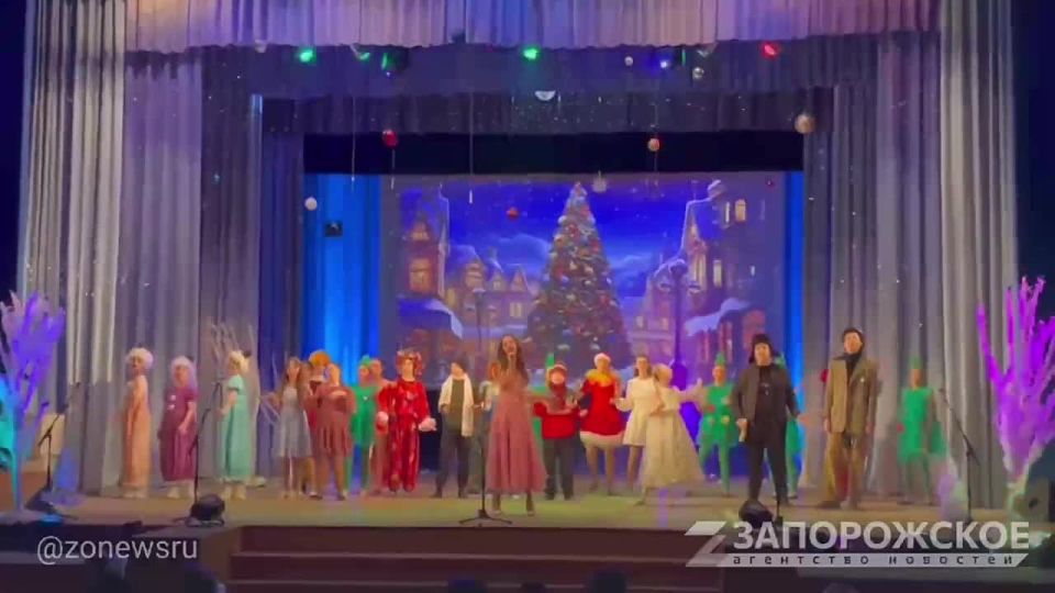 Показ детского спектакля «Снежная сказка», приуроченного ко Дню артиста, состоялся в Областном центре искусств и народного творчества в Мелитополе, передает корреспондент