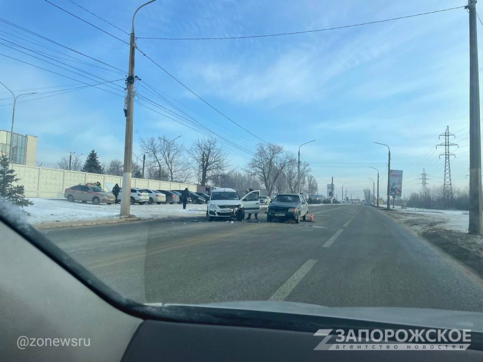 На Каховском шоссе в Мелитополе в ДТП попали два легковых автомобиля