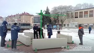 На центральной площади Мелитополя демонтировали главную новогоднюю елку